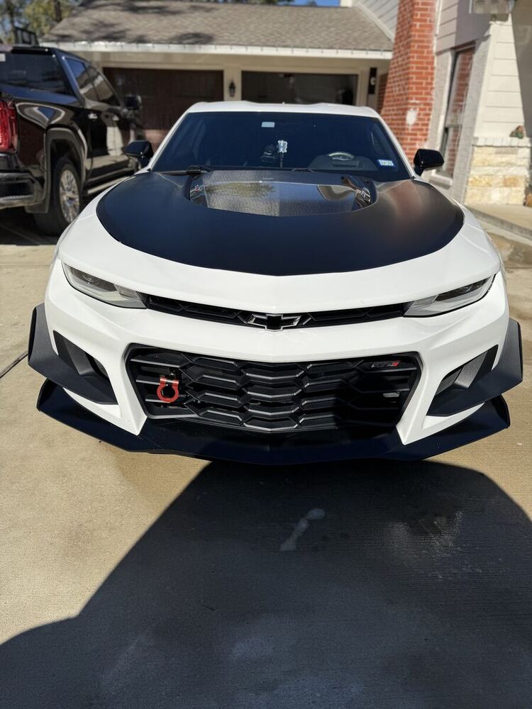 White Camaro ZL1 detail